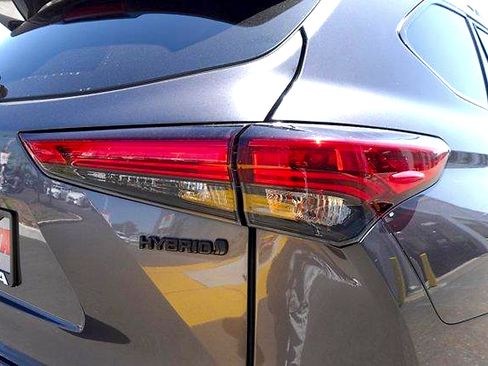 Used 2022 Toyota Highlander XLE AWD/4WD image 5