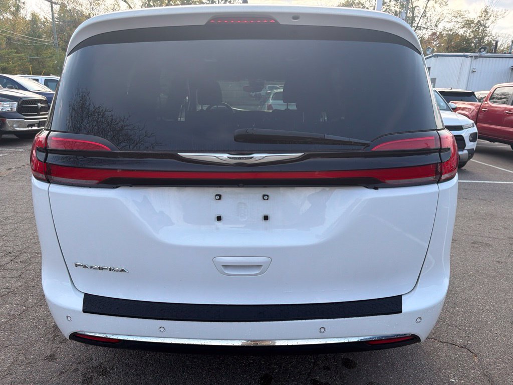 Used 2023 Chrysler Pacifica Touring FWD image 6