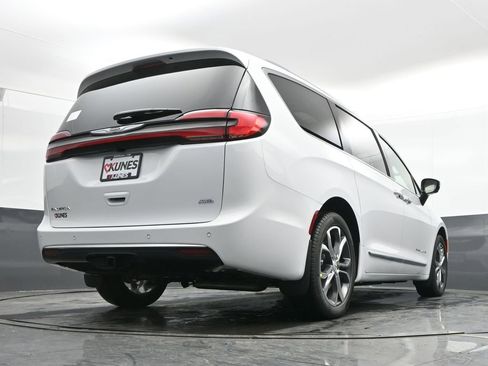 New 2026 Chrysler Pacifica Pinnacle w/ Trailer Tow Group AWD/4WD image 40