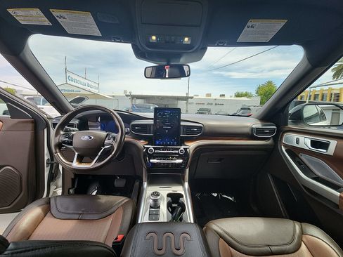 Used 2021 Ford Explorer King Ranch w/ Premium Technology Package RWD image 28