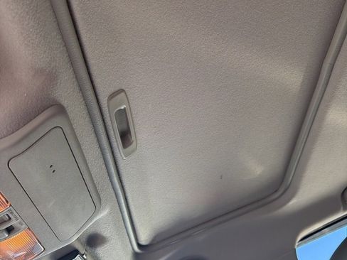 Used 2014 Nissan Frontier SL w/ SL Moonroof Package image 2