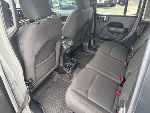 Used 2023 Jeep Wrangler Unlimited Rubicon w/ Cold Weather Group AWD/4WD image 15