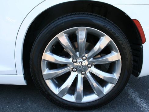 Used 2017 Chrysler 300 Limited RWD image 10