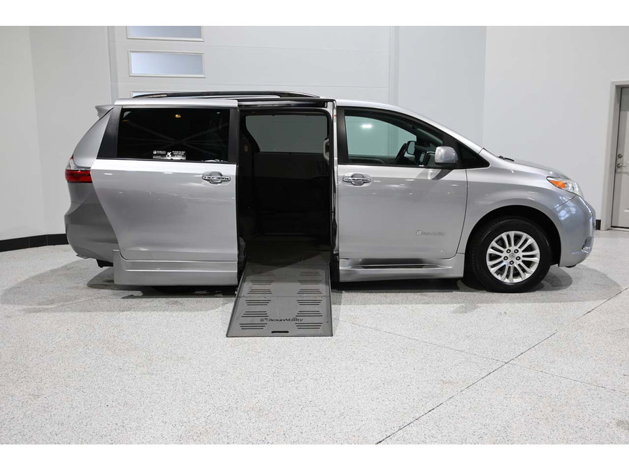 Used 2015 Toyota Sienna XLE w/ XLE Navigation Package FWD image 17