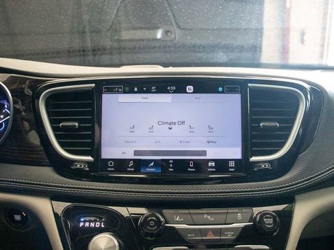 Used 2023 Chrysler Pacifica Limited FWD image 34