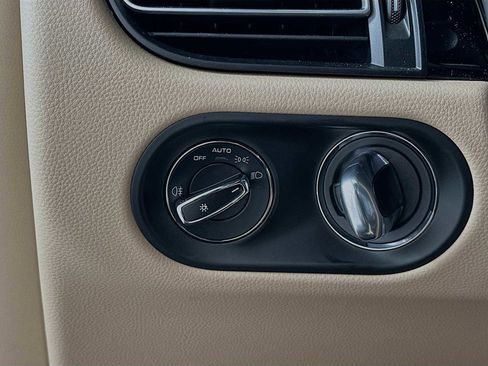 Certified 2025 Porsche Macan image 13