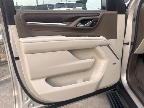 Used 2024 GMC Yukon Denali w/ Denali Reserve Package AWD/4WD image 3