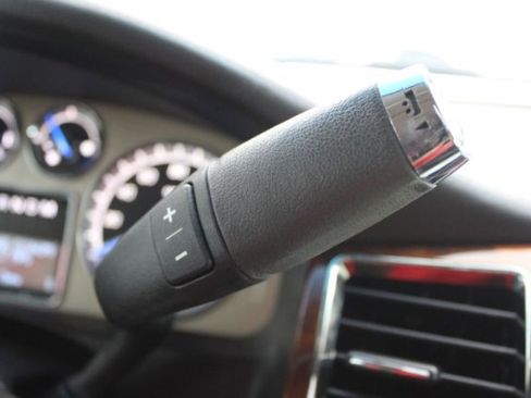 Used 2011 Cadillac Escalade Platinum image 18