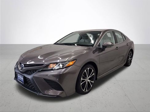 Used 2020 Toyota Camry SE w/ Convenience Package FWD image 2