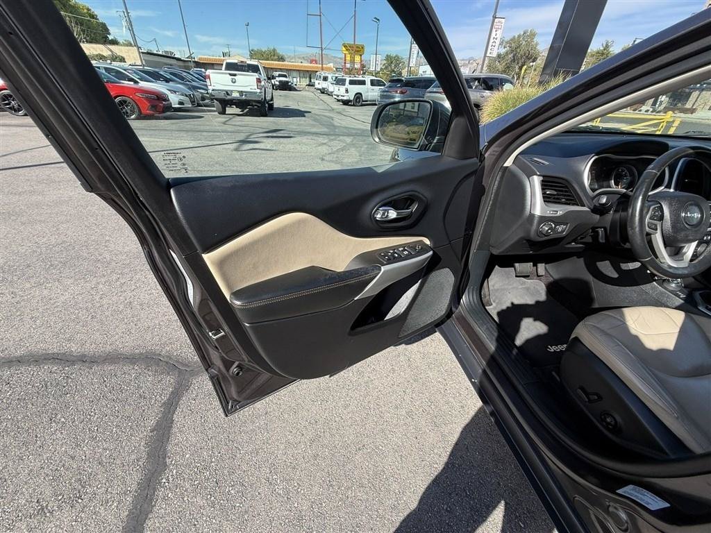 Used 2017 Jeep Cherokee Limited AWD/4WD image 10