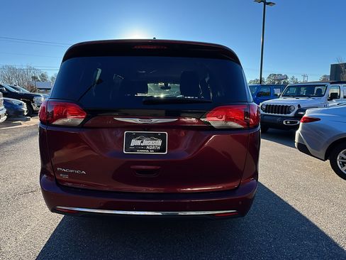 Used 2020 Chrysler Pacifica Touring-L image 9