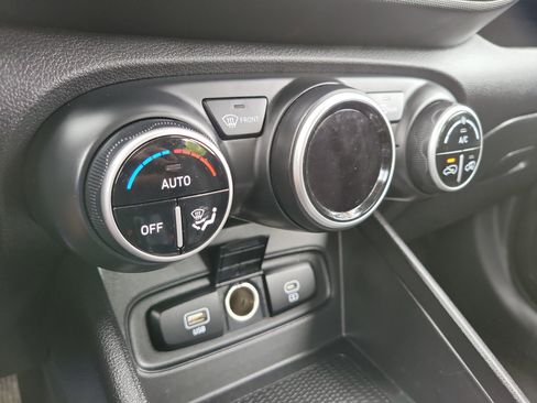 Used 2025 Hyundai Venue SEL FWD image 28