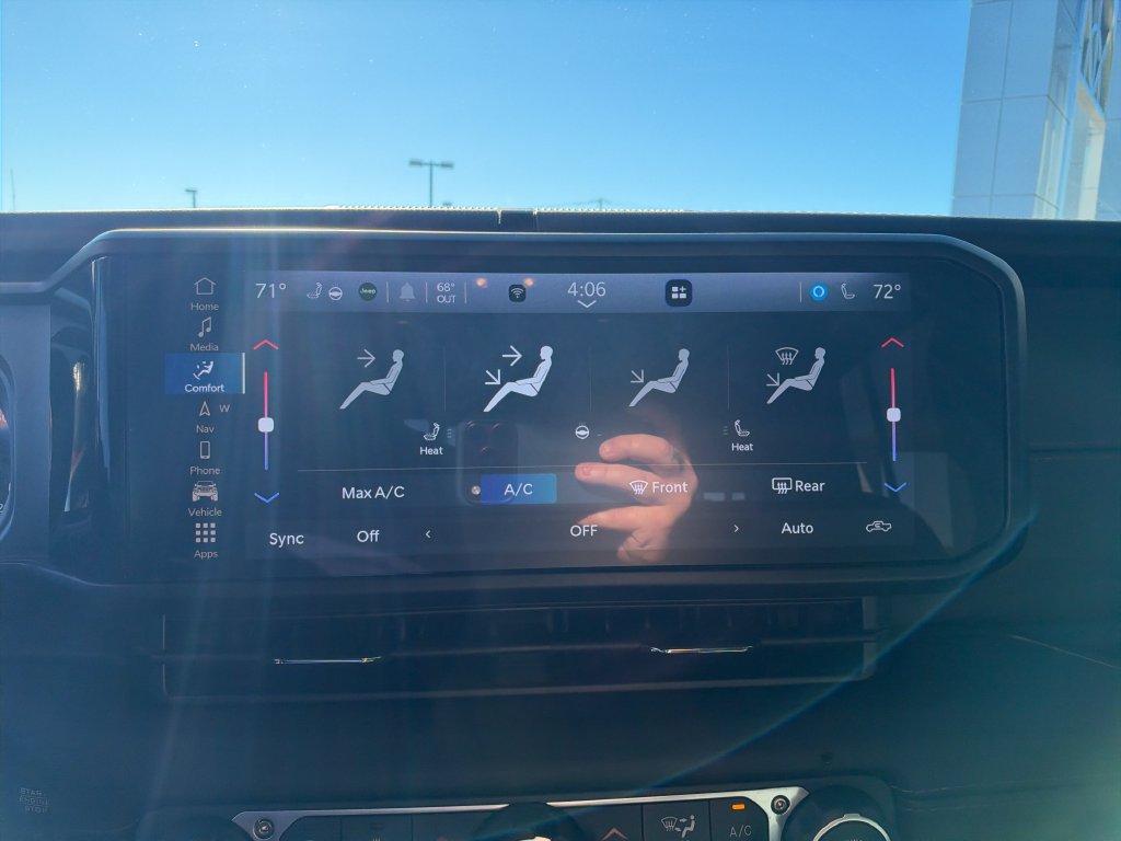 Used 2025 Jeep Gladiator Mojave AWD/4WD image 16