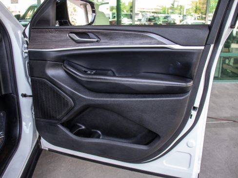 Used 2023 Jeep Grand Cherokee Limited image 20