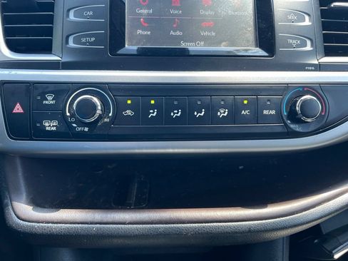 Used 2019 Toyota Highlander LE FWD image 19