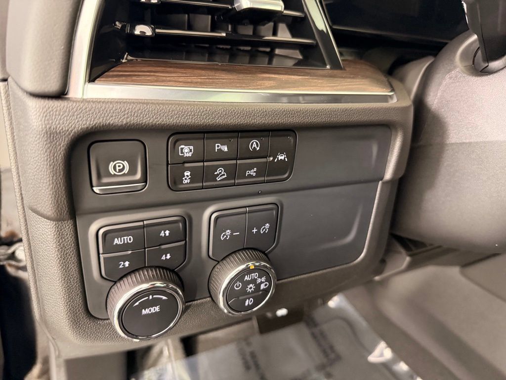 Used 2025 Chevrolet Tahoe Z71 w/ Comfort Package AWD/4WD image 30