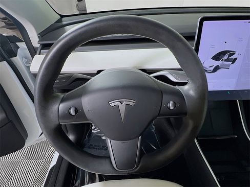 Used 2021 Tesla Model Y Long Range image 11