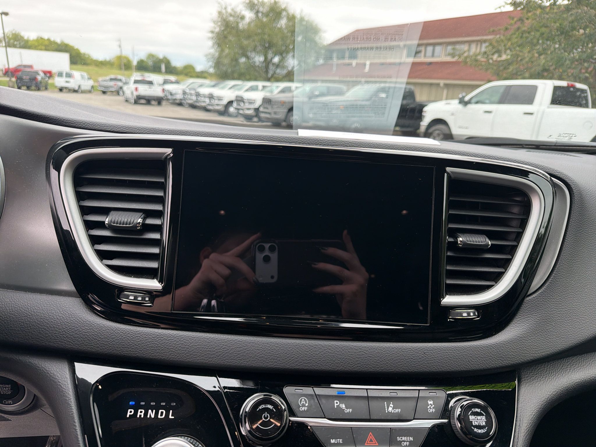 Used 2025 Chrysler Pacifica Select FWD image 16