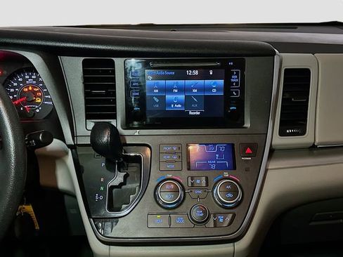 Used 2017 Toyota Sienna LE image 29