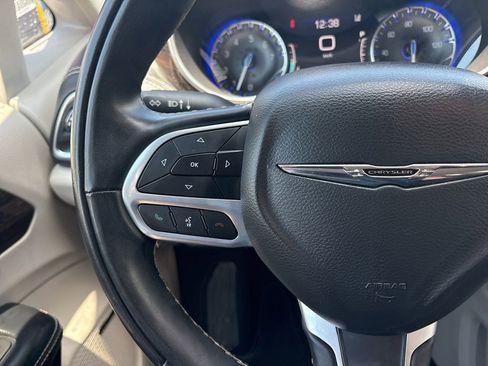Used 2022 Chrysler Pacifica Limited FWD image 12