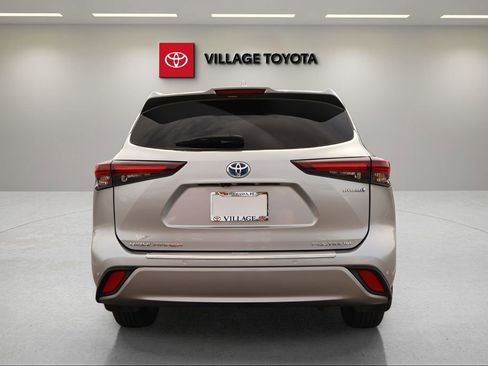 Certified 2024 Toyota Highlander Platinum AWD/4WD image 4