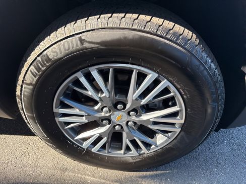 Used 2025 Chevrolet Traverse LT image 12