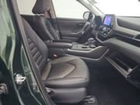 Used 2025 Toyota Highlander LE FWD image 8