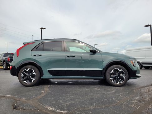 Used 2023 Kia Niro Wind w/ Wind Preserve Package FWD image 2