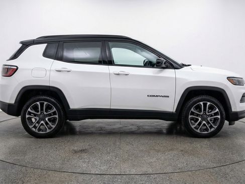 Used 2025 Jeep Compass Trailhawk image 11
