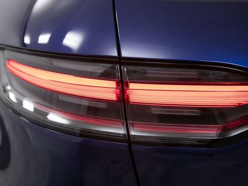 Certified 2023 Porsche Macan AWD/4WD image 18