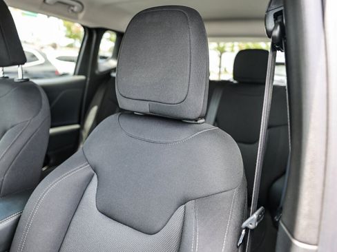 Used 2023 Jeep Renegade Latitude AWD/4WD image 14