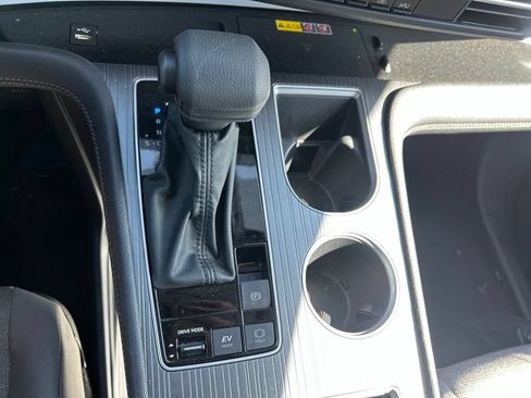 Used 2025 Toyota Sienna LE FWD image 27
