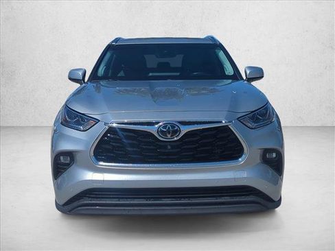 Used 2021 Toyota Highlander Limited FWD image 2
