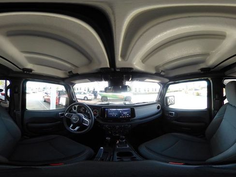 Used 2025 Jeep Wrangler Unlimited Sahara AWD/4WD image 42