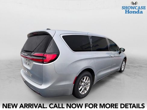 Used 2023 Chrysler Pacifica Touring-L FWD image 5