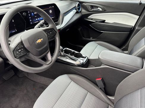 Used 2025 Chevrolet Trax LT image 2