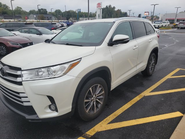 Used 2018 Toyota Highlander XLE AWD/4WD image 3