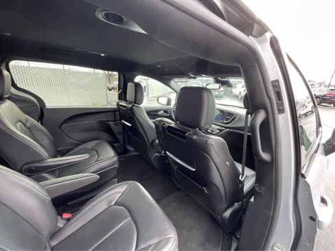 Used 2023 Chrysler Pacifica Touring-L w/ Uconnect Theater Family Group image 26