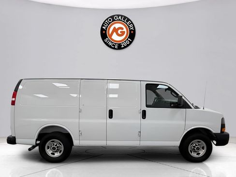 Used 2025 GMC Savana 2500 RWD image 2