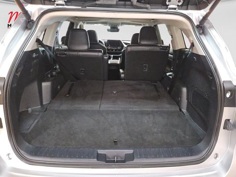 Used 2024 Toyota Highlander XLE FWD image 19