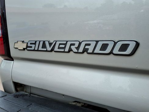 Used 2005 Chevrolet Silverado 1500 LS w/ Light Duty Power Package AWD/4WD image 5
