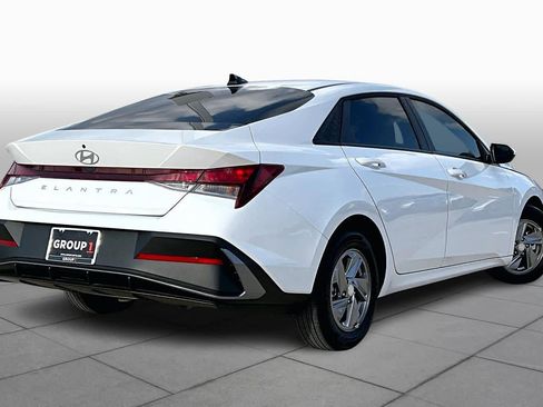 Certified 2025 Hyundai Elantra SE image 11