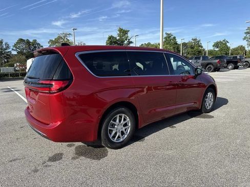 New 2027 Chrysler Pacifica Select FWD image 3