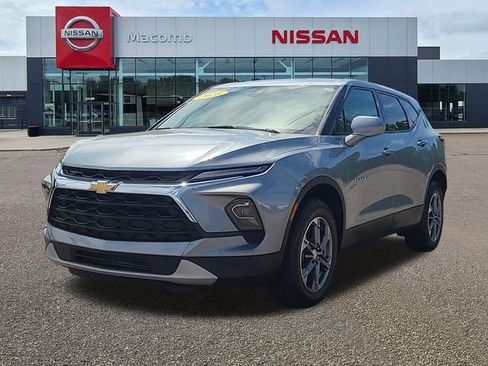 Used 2025 Chevrolet Blazer LT AWD/4WD image 3