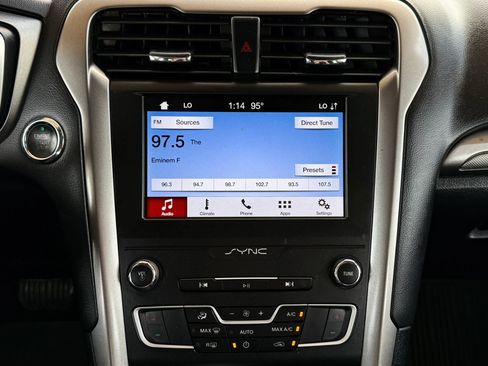 Used 2019 Ford Fusion SE FWD image 16