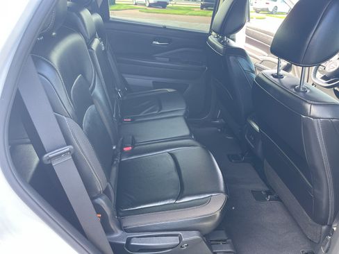 Used 2023 Nissan Pathfinder SL AWD/4WD image 32