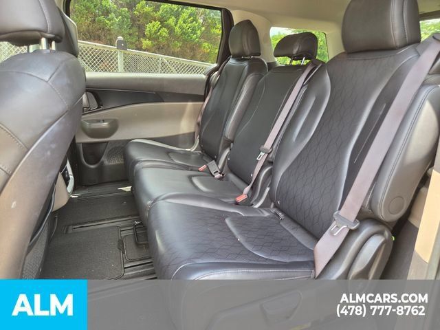 Used 2025 Kia Carnival FWD image 17