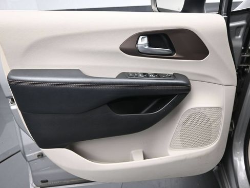 Used 2017 Chrysler Pacifica Touring FWD image 16
