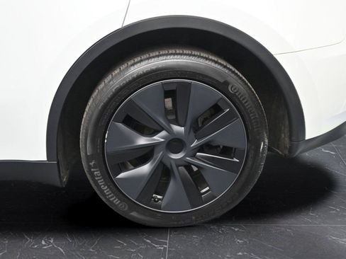 Used 2024 Tesla Model Y Long Range AWD/4WD image 12