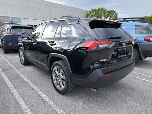 Used 2020 Toyota RAV4 XLE Premium image 4